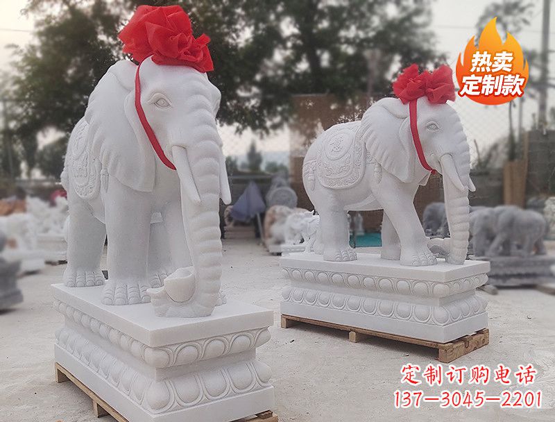 辽阳白色石雕大象卷鼻子