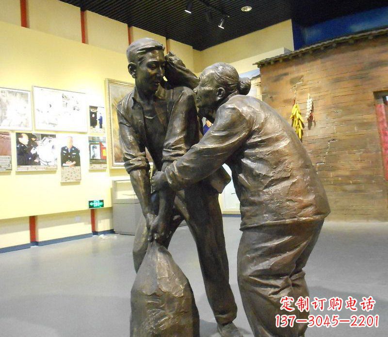 辽阳帮老人干活铜雕