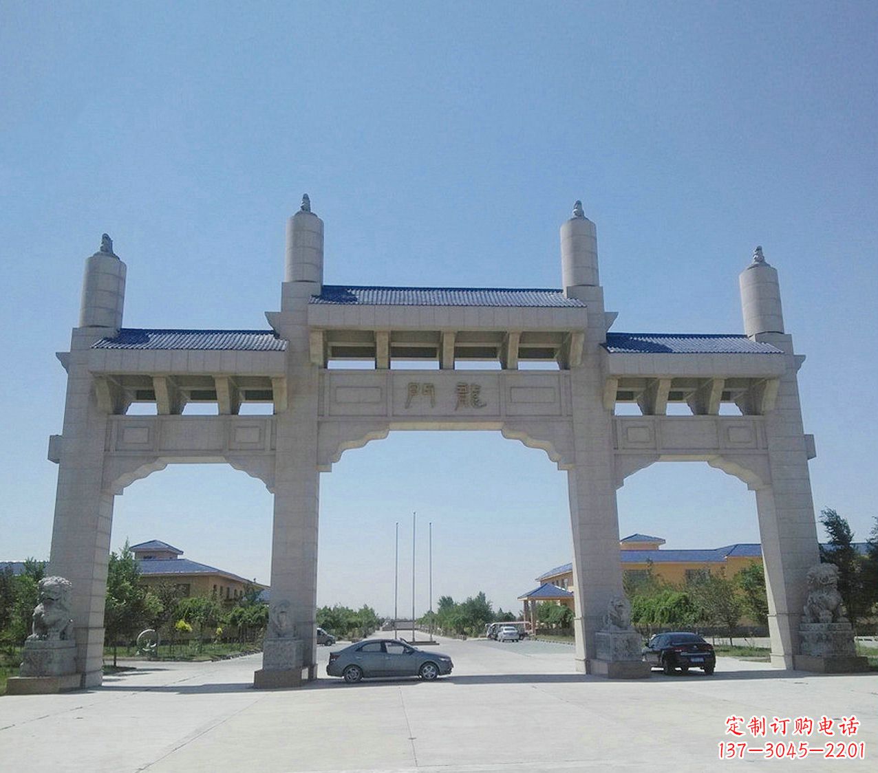 辽阳宝墨园位于正门石雕牌坊