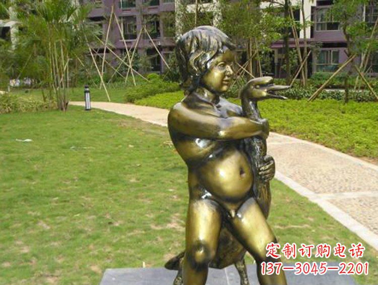 辽阳抱着鹅的男孩城市玻璃钢仿铜景观雕塑