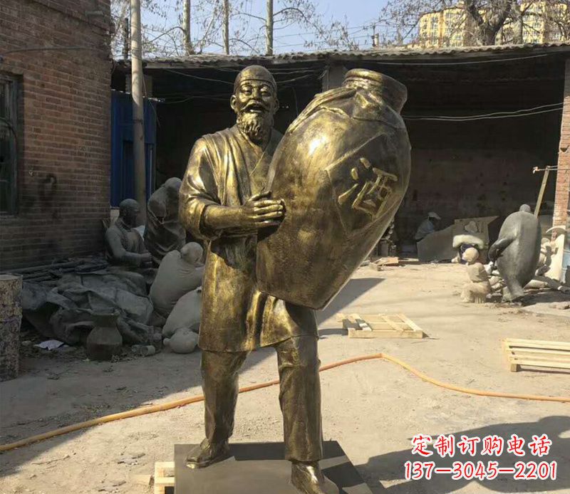 辽阳抱着酒坛的人物铜雕