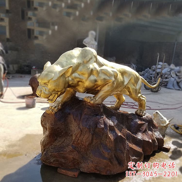 辽阳铸铜雕刻的豹子公园景区情景动物雕塑