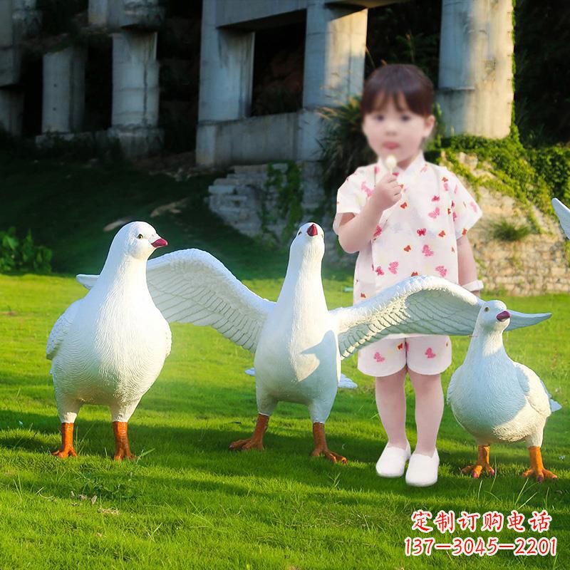 辽阳北京街头雕塑少女与和平鸽