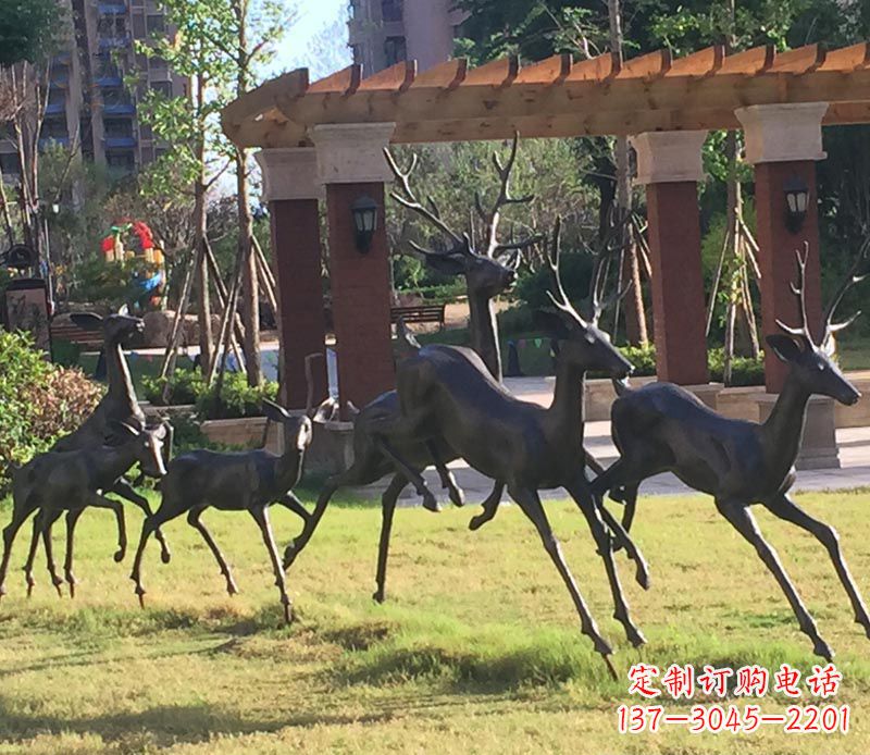 辽阳奔跑的梅花鹿公园动物铜雕