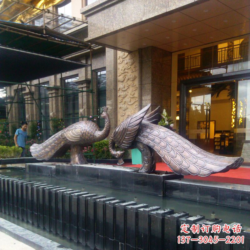 辽阳宾馆门口铜雕孔雀