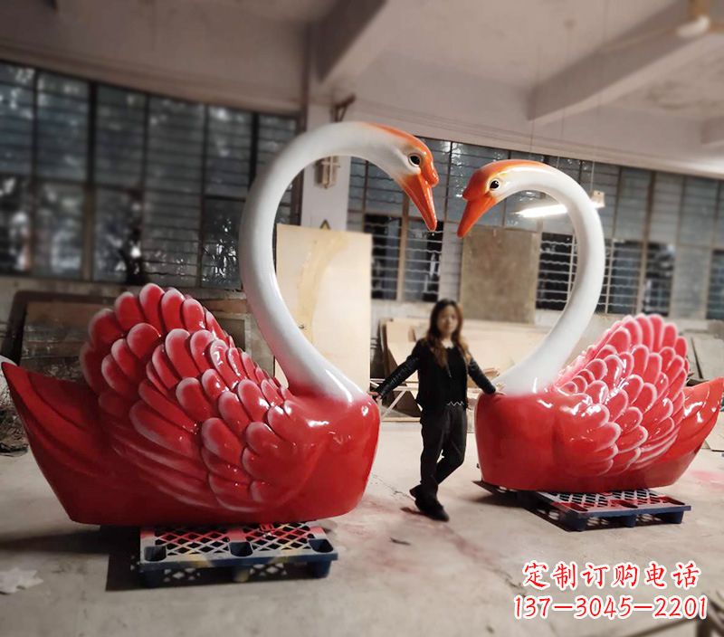 辽阳天鹅玻璃钢爱心婚礼景观摆件