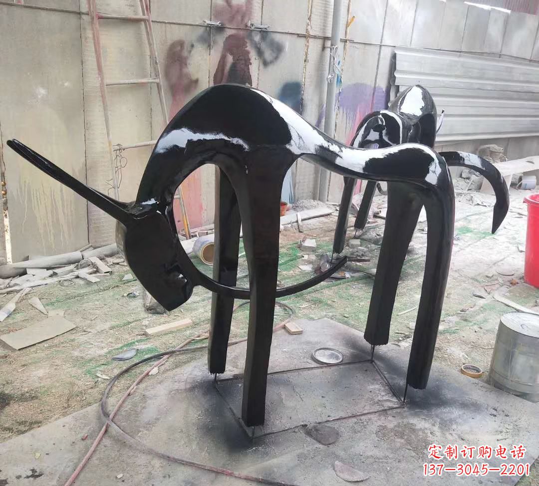 辽阳玻璃钢制作的鹿雕塑——装点你的庭院