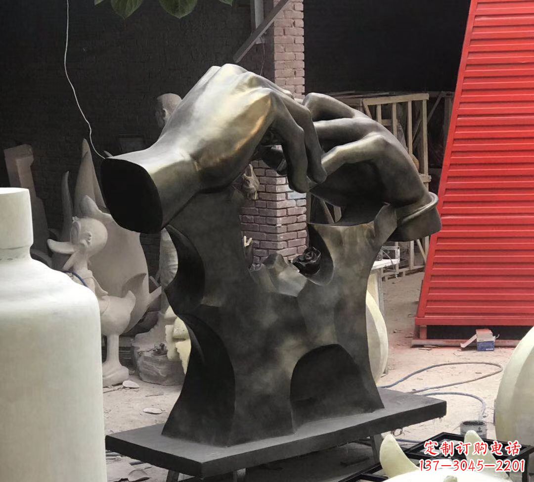 辽阳玻璃钢仿铜戒指雕塑浪漫情感的象征