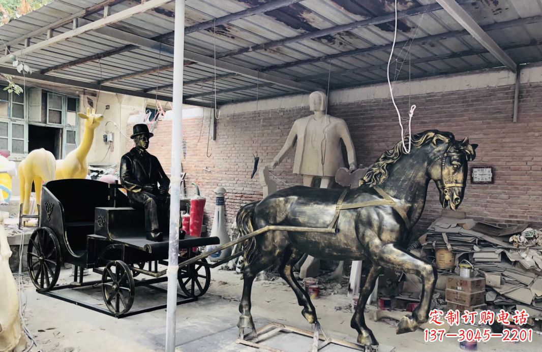 辽阳玻璃钢仿铜马车雕塑——给广场景观增添绚丽色彩