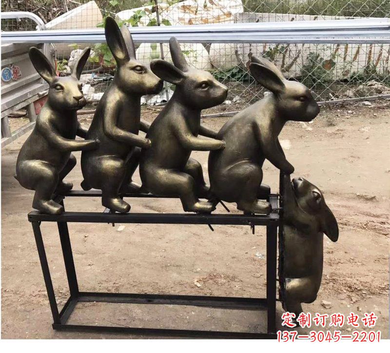 辽阳玻璃钢仿铜玩耍的兔子