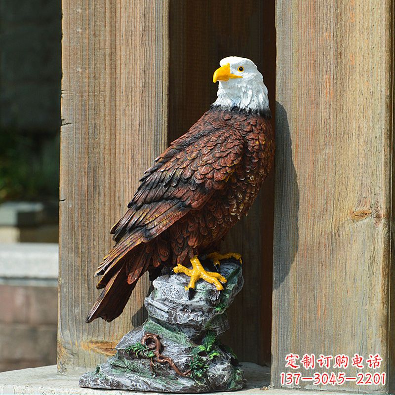 辽阳玻璃钢老鹰雕塑——传递自然之美