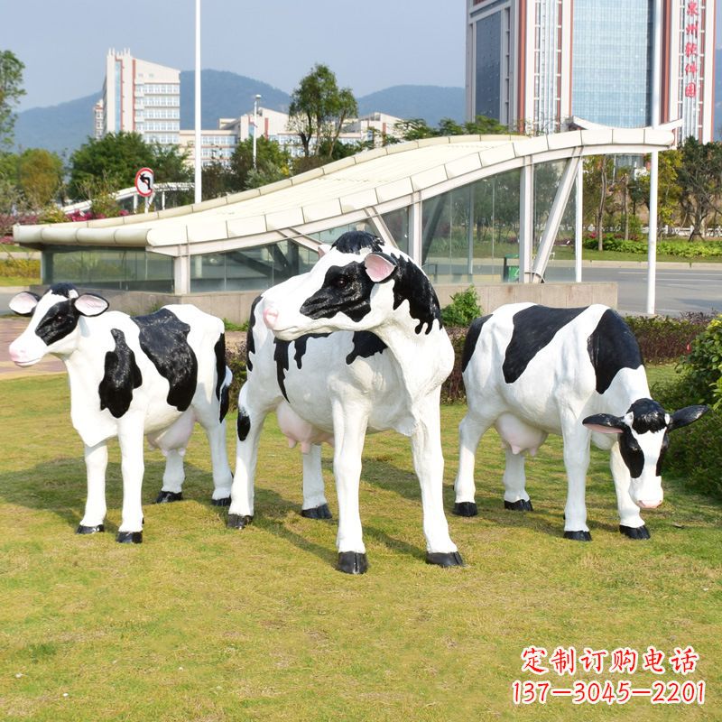 辽阳玻璃钢制作的仿真奶牛雕塑——装点园林草坪