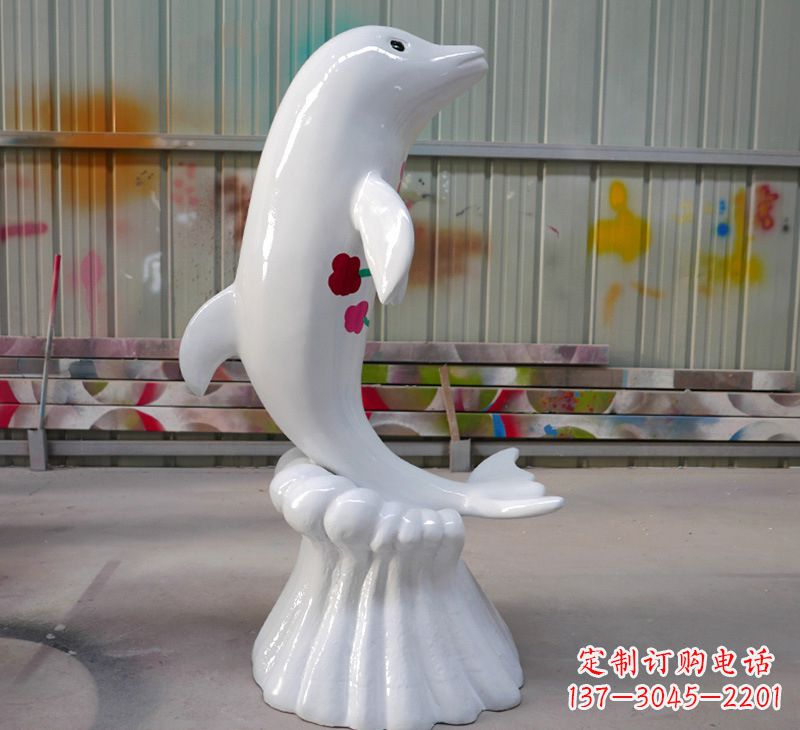 辽阳海豚的魅力玻璃钢海豚雕塑