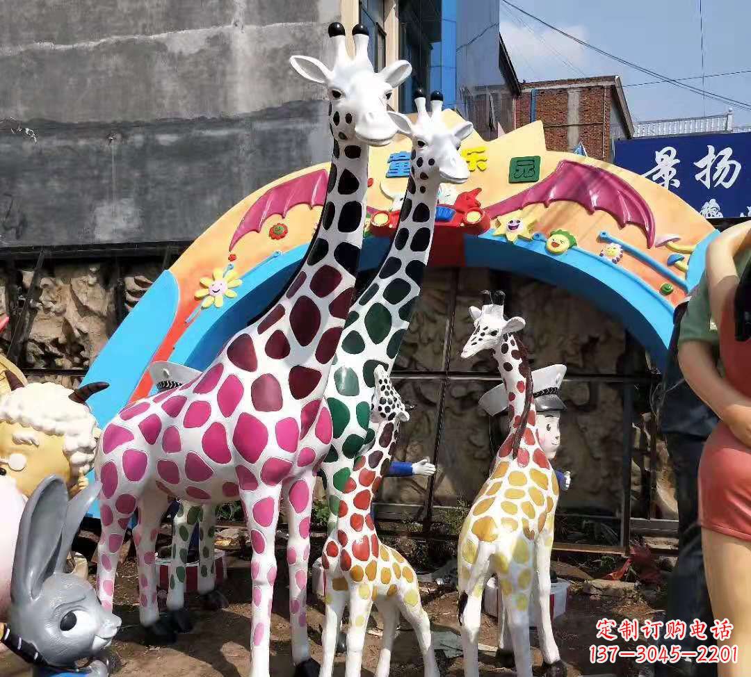 辽阳玻璃钢材质的长颈鹿雕塑——点缀公园景观