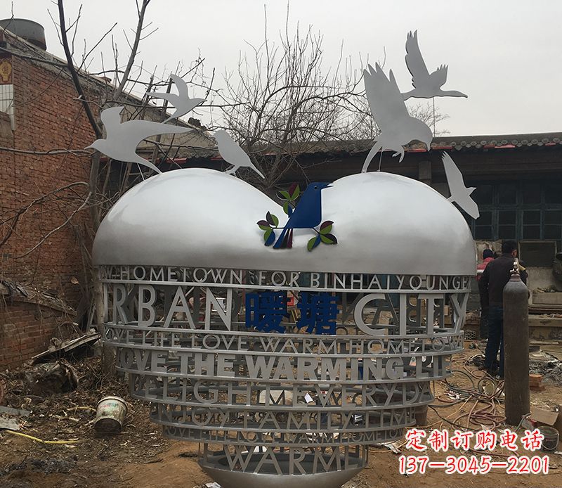 辽阳不锈钢爱心字母雕塑——象征着爱的礼物