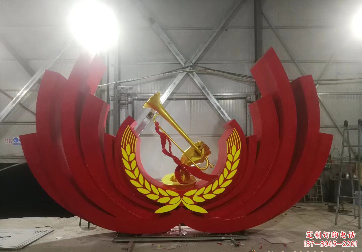 辽阳不锈钢冲锋号雕塑缅怀英雄,祝福未来