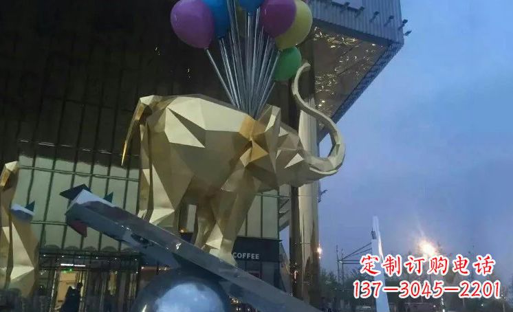 辽阳大象踩高跷——点缀城市景观