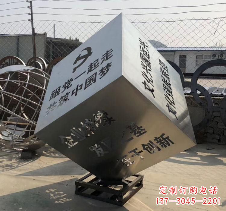 辽阳不锈钢灯饰魔方雕塑——精妙艺术