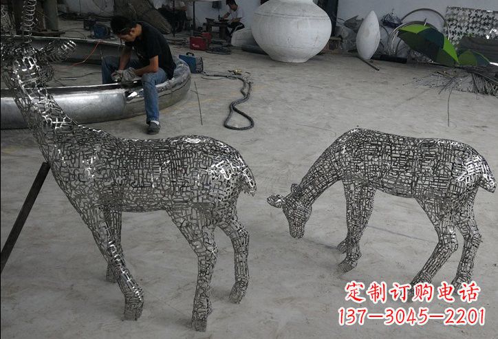辽阳不锈钢动物镂空鹿雕塑精美的艺术品