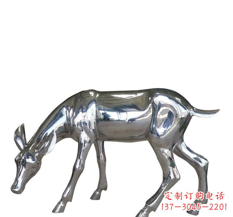 辽阳不锈钢公园草坪上的鹿雕塑——让美景更加完美