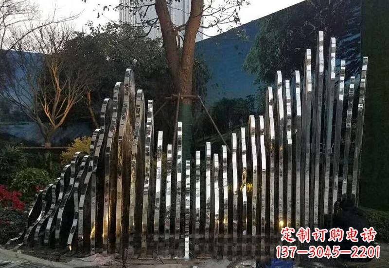 辽阳不锈钢公园里的假山雕塑