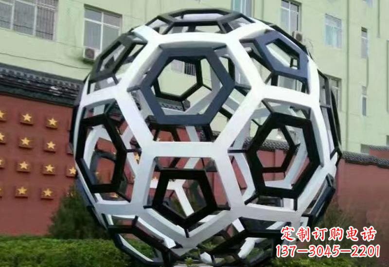 辽阳不锈钢公园的镂空足球雕塑
