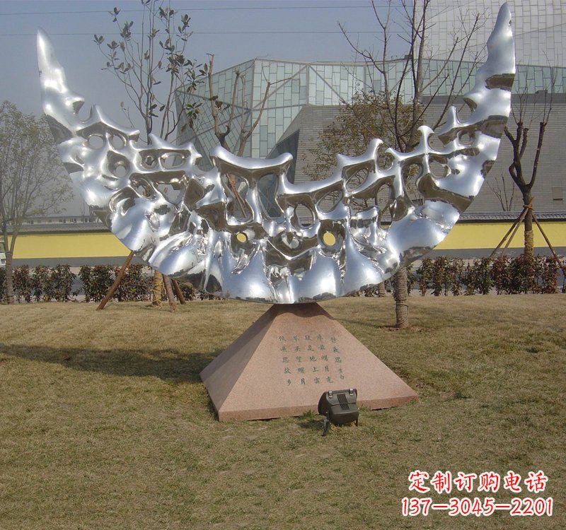 辽阳不锈钢公园抽象月亮雕塑