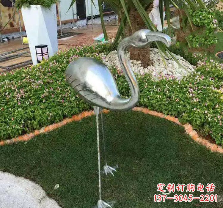 辽阳火烈鸟雕塑美丽而又充满力量