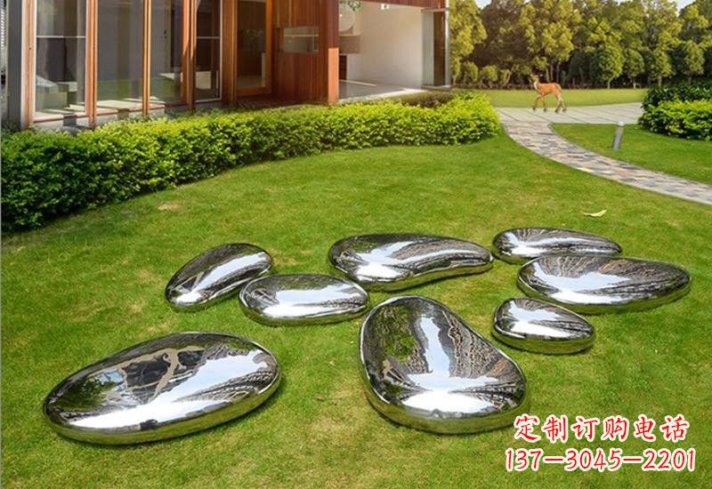 辽阳不锈钢公园的鹅卵石雕塑