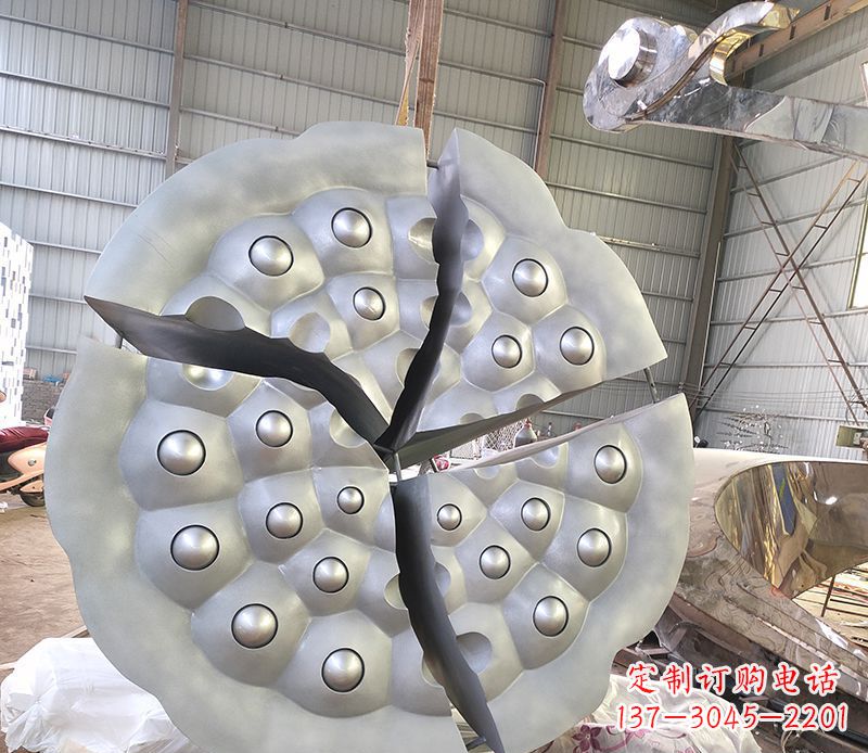 辽阳不锈钢公园莲蓬雕塑高贵雍容的象征