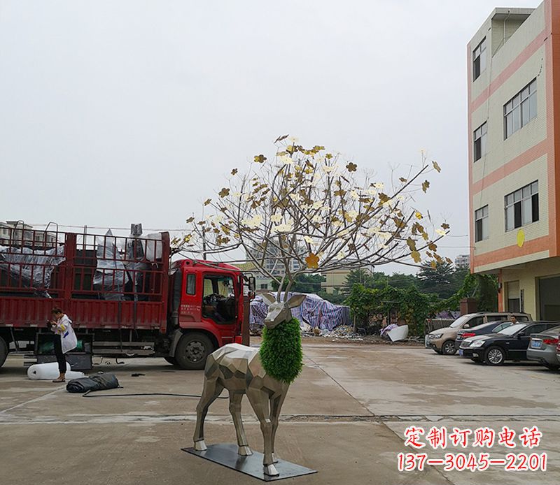 辽阳不锈钢公园的梅花鹿雕塑