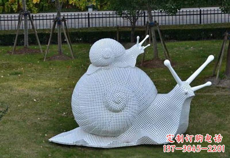 辽阳不锈钢公园的“母子蜗牛”雕塑