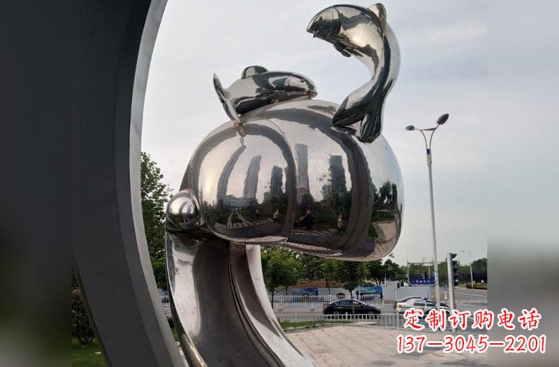 辽阳海浪下的海鸥雕塑