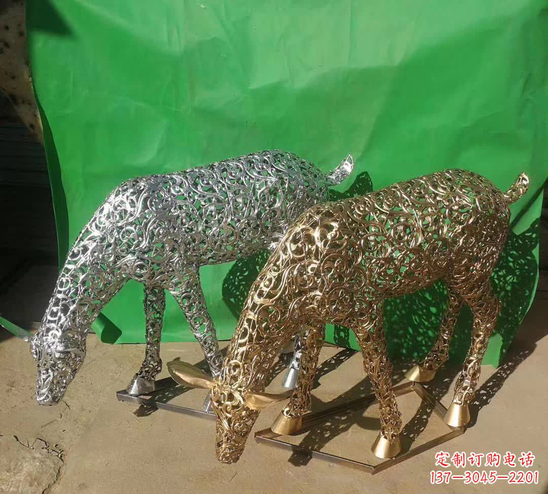 辽阳不锈钢广场上的梅花鹿雕塑
