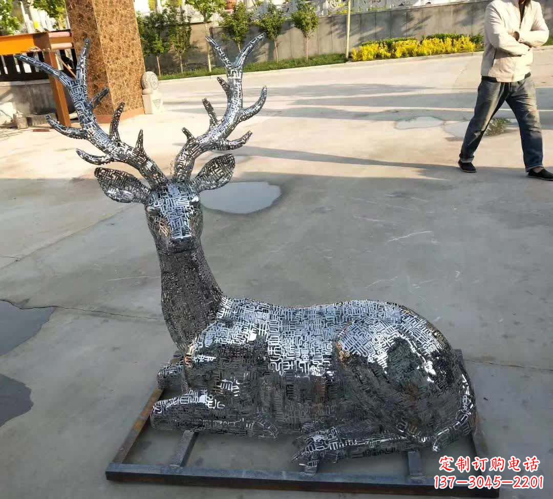 辽阳梅花鹿雕塑点缀不锈钢广场星空