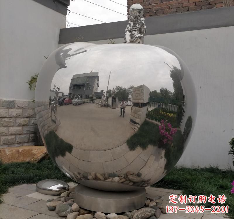 辽阳不锈钢金色苹果雕塑古典与现代的结合