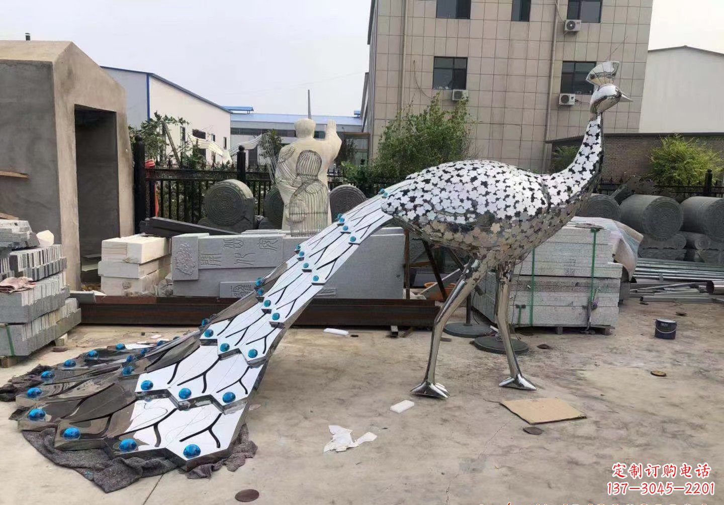 辽阳不锈钢孔雀雕塑象征着美丽的自然