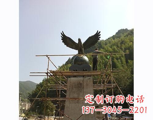辽阳不锈钢老鹰踩地球雕塑缅怀大自然之美