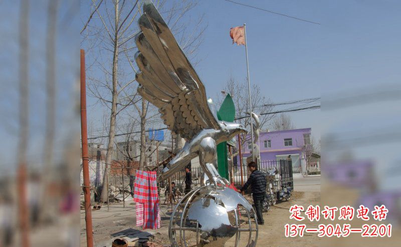 辽阳不锈钢老鹰雕塑象征力量与美丽