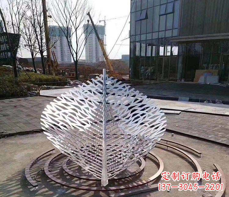 辽阳不锈钢镂空树叶雕塑精美雕刻的艺术
