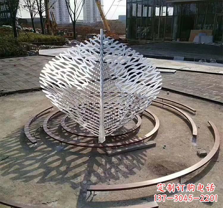 辽阳不锈钢镂空树叶雕塑——给环境带来美丽