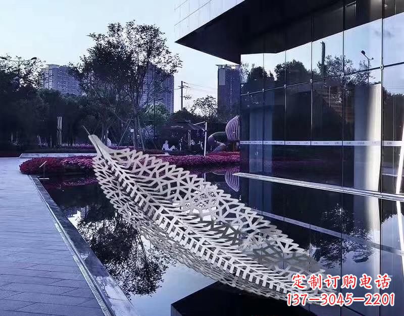 辽阳不锈钢镂空树叶雕塑——精致美观的艺术精品