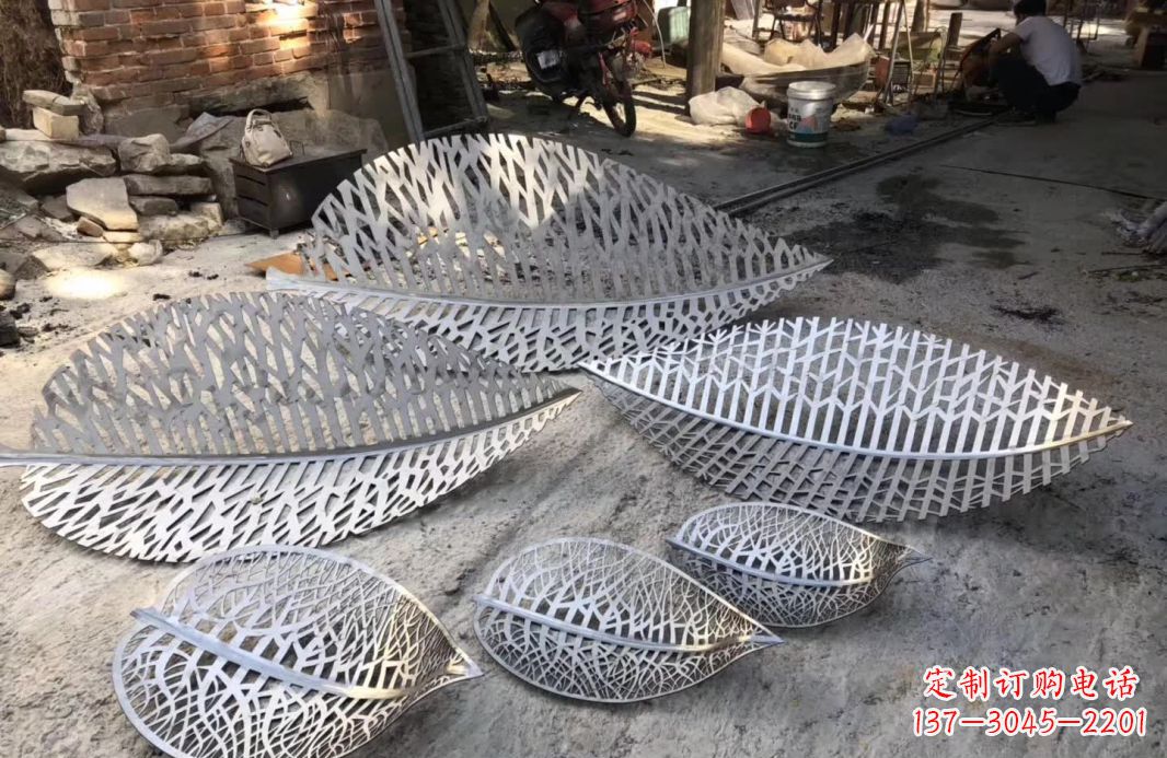 辽阳不锈钢树叶雕塑美丽的自然之美