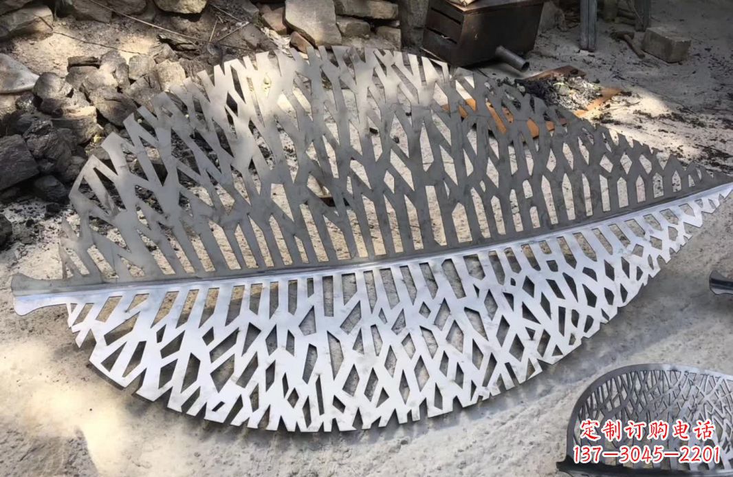 辽阳不锈钢镂空树叶雕塑艺术的精美结合
