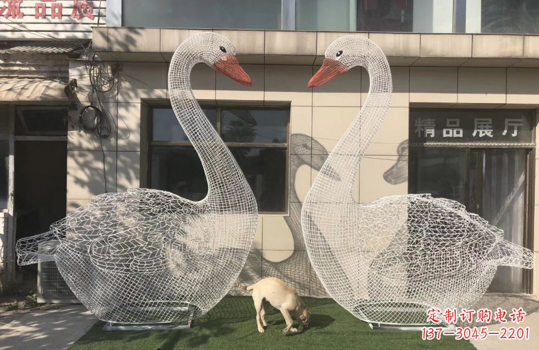 辽阳不锈钢镂空天鹅雕塑给室外增添美感