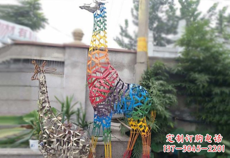 辽阳长颈鹿雕塑优雅而古典的艺术