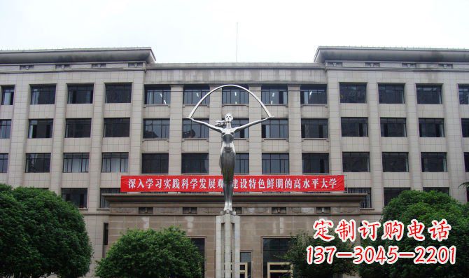 辽阳纪念学生的不锈钢雕塑