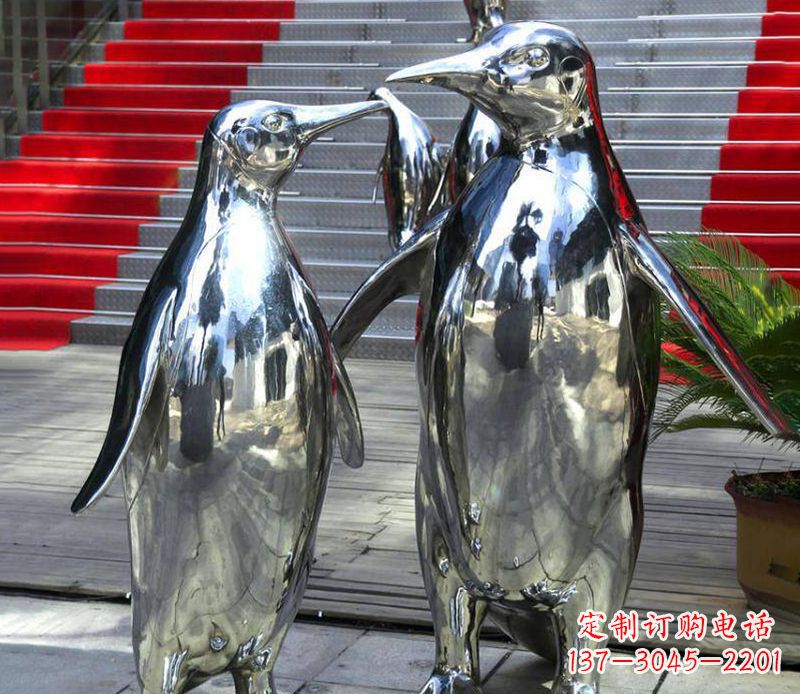 辽阳不锈钢企鹅雕塑传递着浓浓爱意