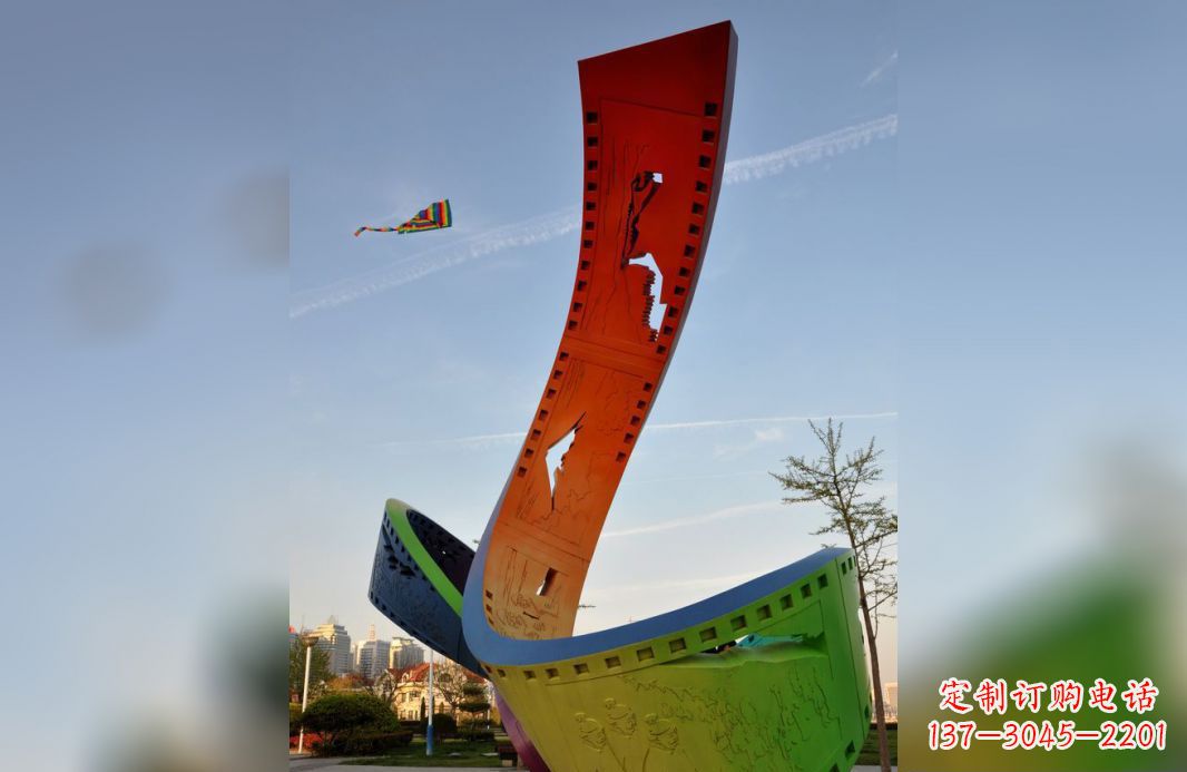 辽阳不锈钢五彩胶卷广场雕塑——现代美学的象征