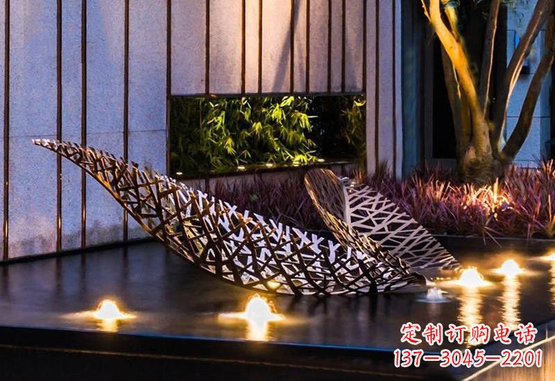 辽阳不锈钢小区镂空树叶雕塑给小区添彩